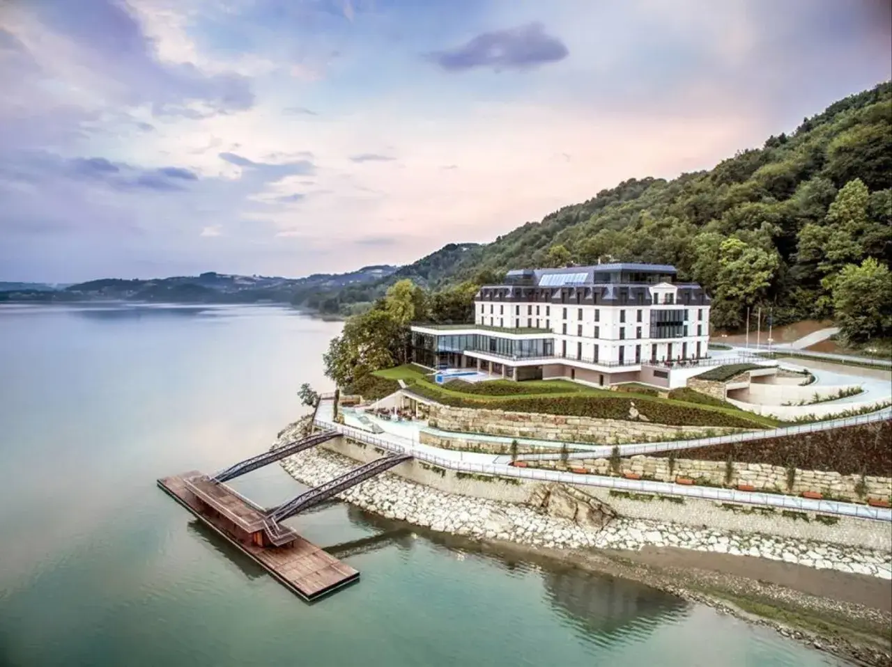 Malowniczy hotel nad jeziorem, idealny na romantyczny wypad. Odkryj ciekawe miejsca w Małopolsce dla zakochanych.