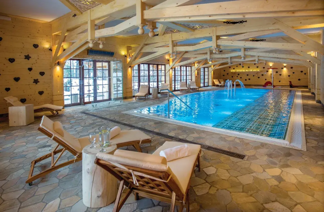Basen z hydromasażem i leżakami w góralskim stylu. Idealne miejsce na relaks, które z pewnością zasługuje na miano najlepsze spa w Polsce ranking.