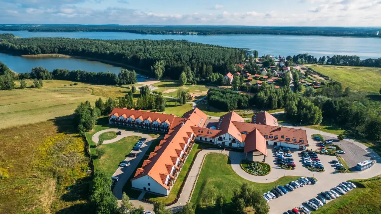 Malowniczy mikołajki hotel resort spa nad jeziorem, otoczony lasem i zielenią. Idealne miejsce na wypoczynek.