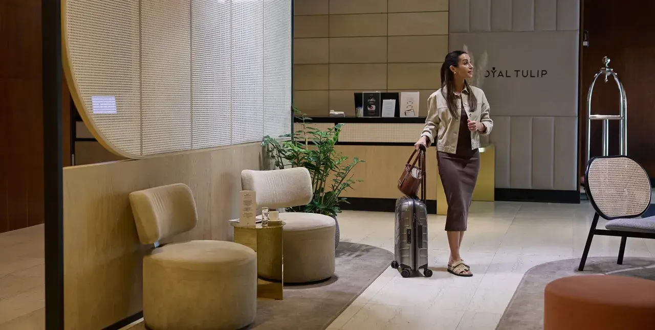 Kobieta z walizką w lobby hotelu Royal Tulip Sand Kołobrzeg.