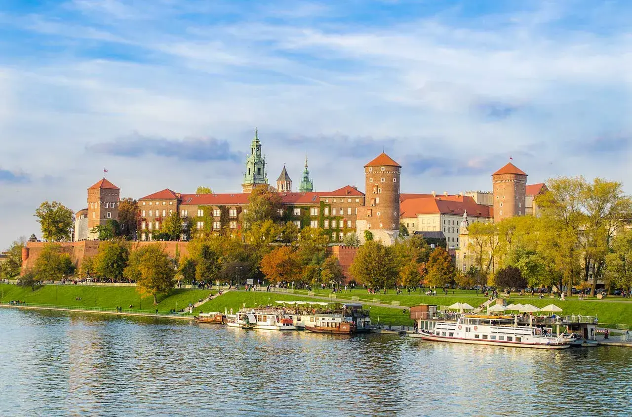 Wawel w jesiennej odsłonie nad Wisłą. Ciekawe ciekawostki o Krakowie czekają na odkrycie w tym historycznym miejscu.