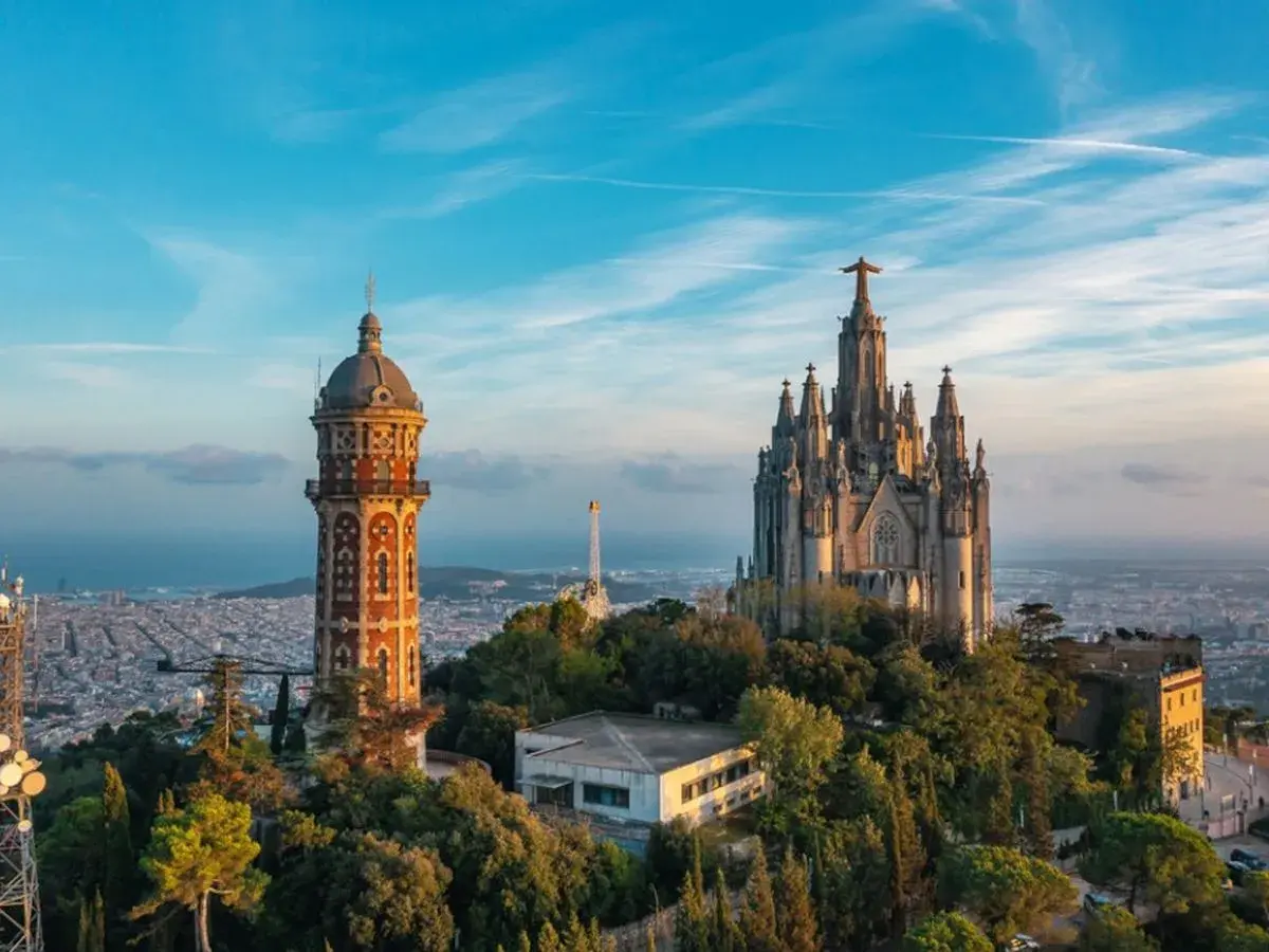 Widok na Barcelonę z góry Tibidabo, z kościołem Sagrat Cor i wieżą obserwacyjną. Idealne miejsce na weekend w Barcelonie.