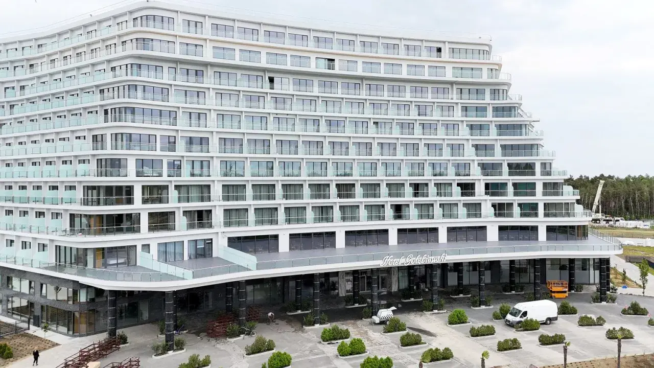 Nowy Hotel Gołębiewski w Pobierowie, kiedy otwarcie? Nowoczesny obiekt z widokiem na morze, w budowie.