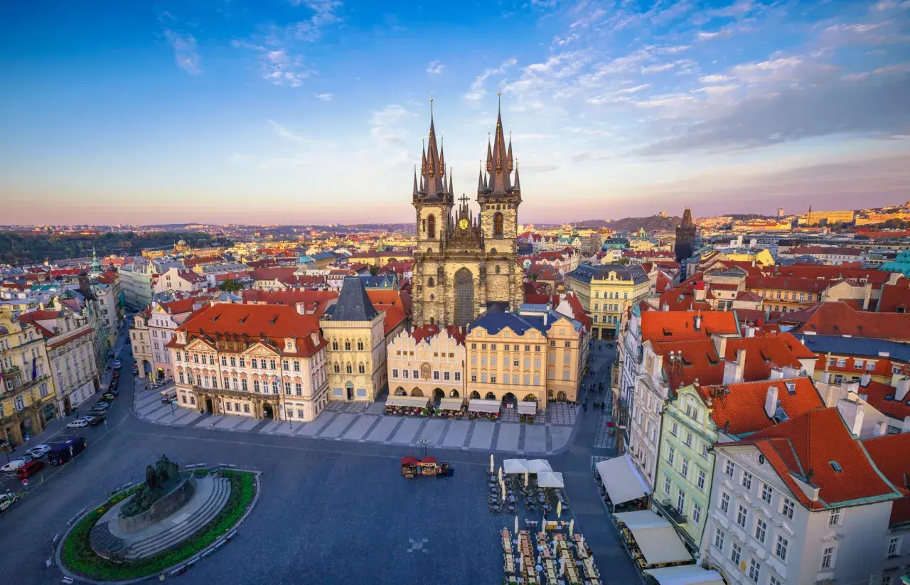 Widok na Rynek Staromiejski w Pradze z Kościołem Marii Panny przed Tynem. Wiele praskich ciekawostek czeka na odkrycie!