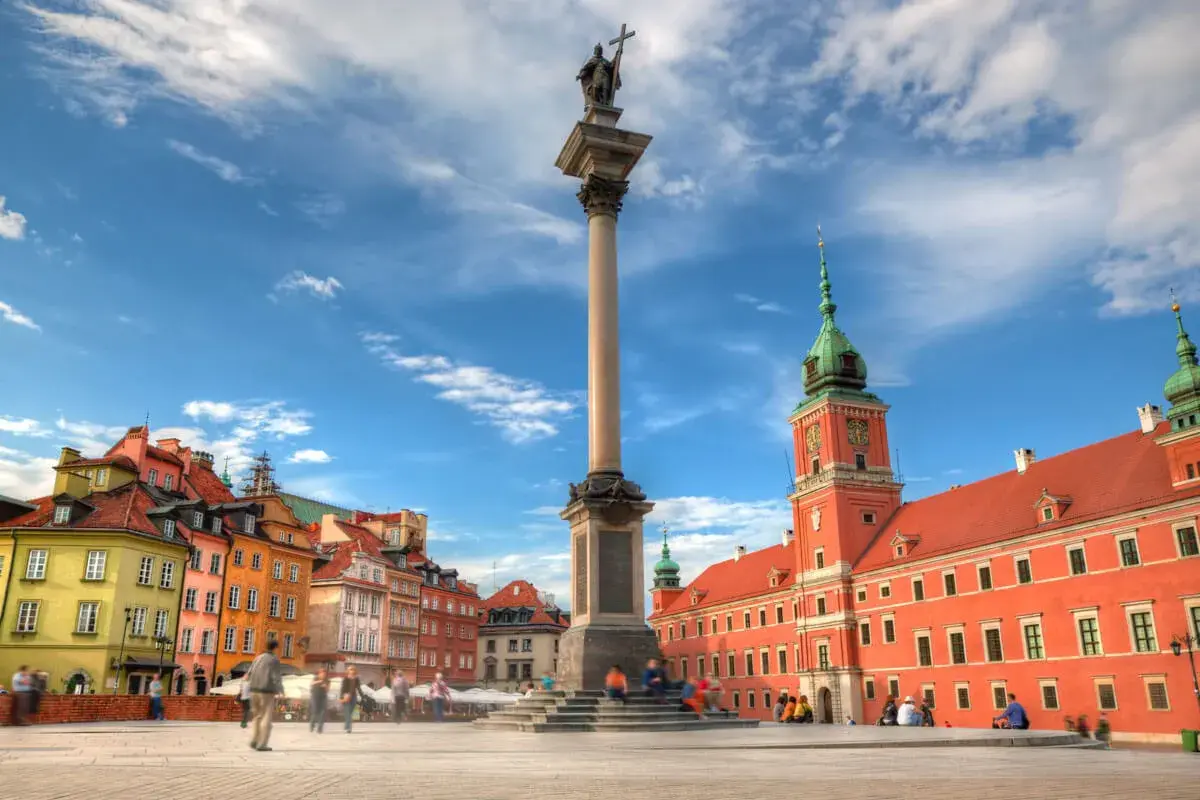 Kolumna Zygmunta i Zamek Królewski na Placu Zamkowym. Ciekawe ciekawostki o Warszawie czekają na odkrycie w tym historycznym miejscu.