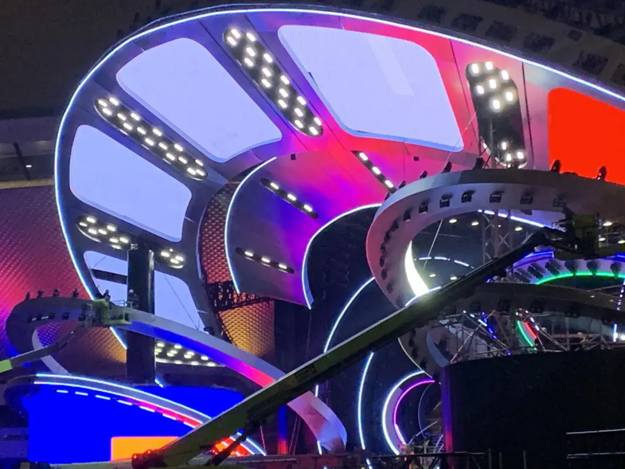 Kolorowa, futurystyczna scena z oświetleniem LED, przygotowywana na Sylwester w Katowicach.