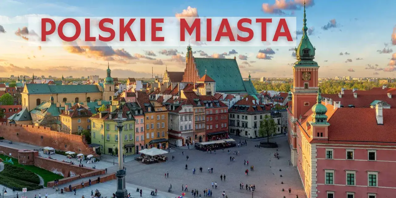 Warszawa, gdzie pojechać na dwa dni? Zobacz urokliwy Rynek Starego Miasta o zachodzie słońca.