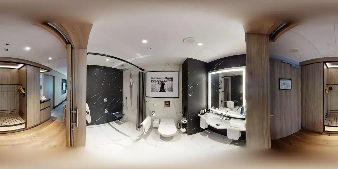 Nowoczesna łazienka w hotelu Radisson Collection Hotel Warsaw z prysznicem, toaletą i umywalką.