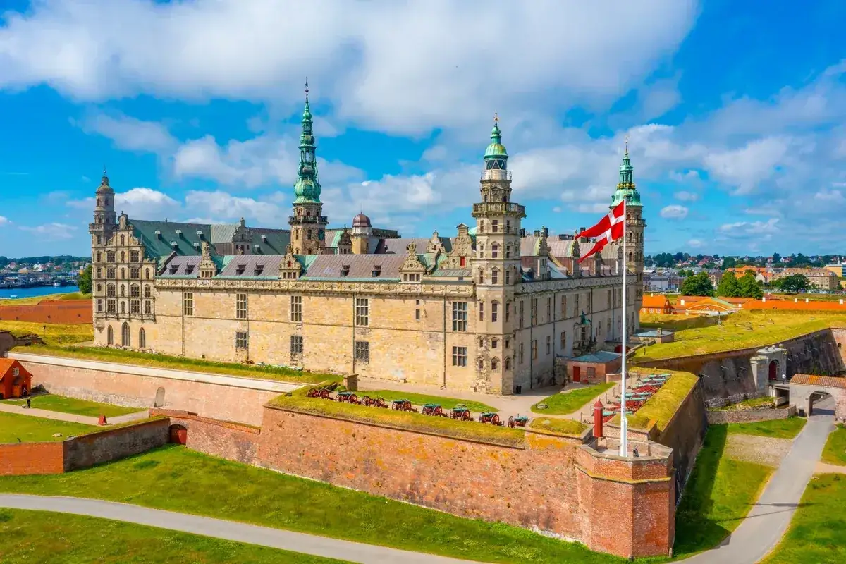 Kronborg, jeden z najpiękniejszych zamków w Europie, dumnie wznosi się nad cieśniną Sund.