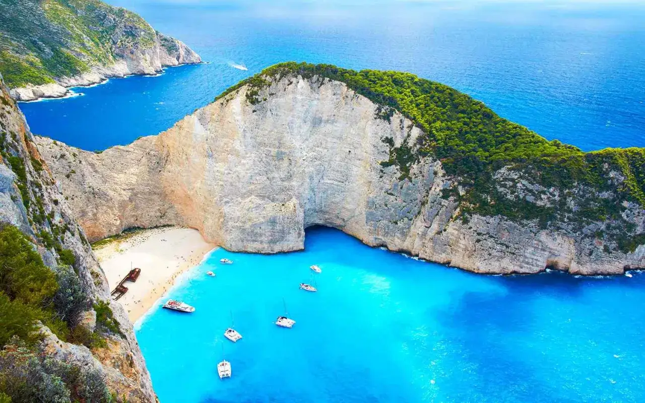Navagio Beach, jedna z najpiękniejszych plaż świata, z białym piaskiem, turkusową wodą i wrakiem statku.
