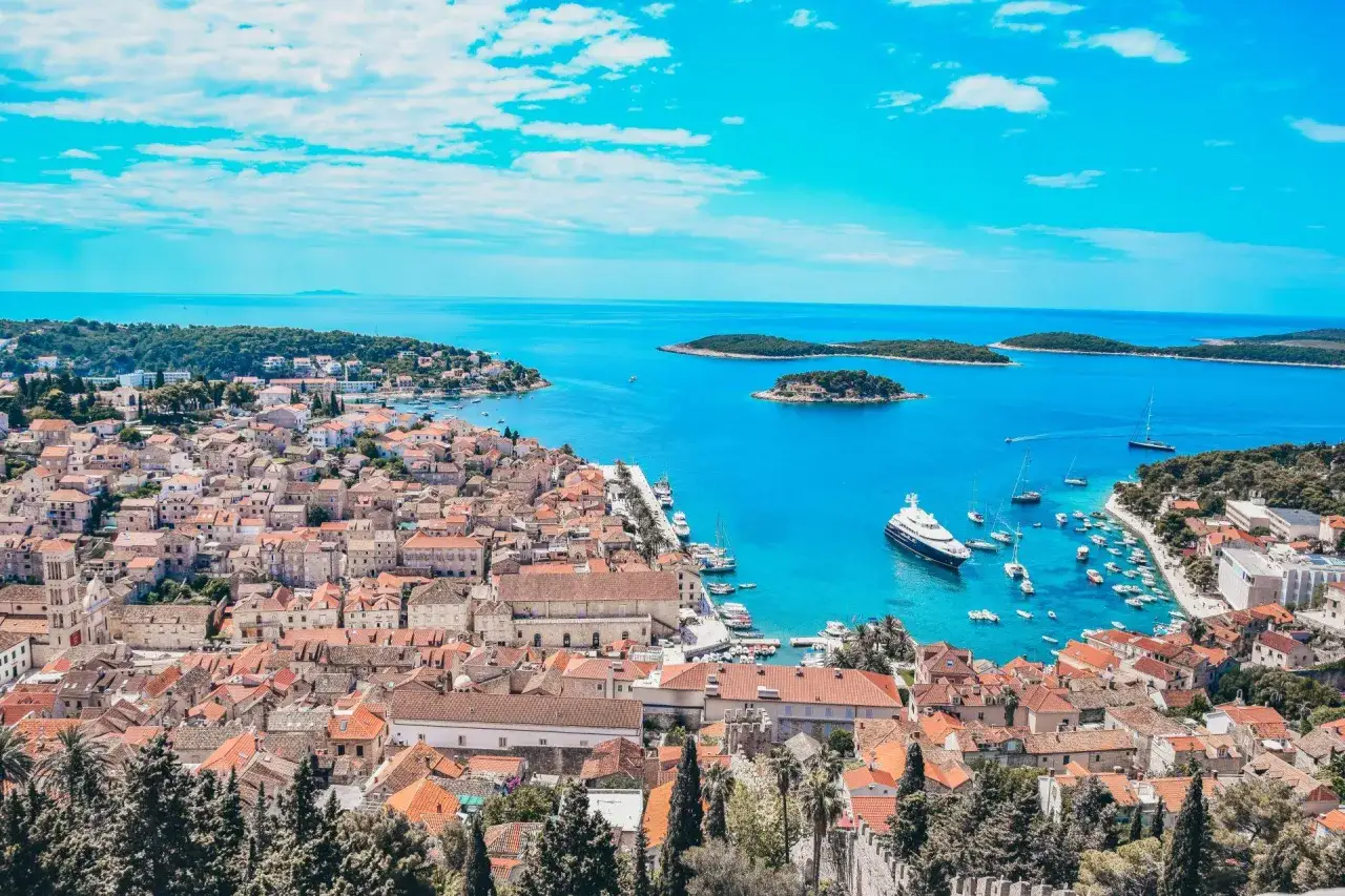 Widok na Hvar, najpiękniejszą wyspę Chorwacji, z urokliwym miasteczkiem i turkusowym morzem pełnym łodzi.