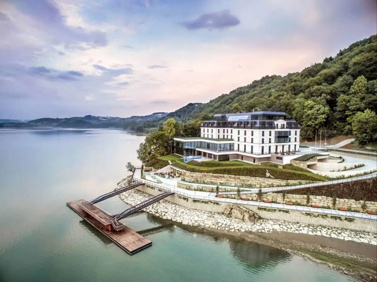 Elegancki hotel nad jeziorem, idealny na romantyczny wypad. Odkryj ciekawe miejsca w Małopolsce dla zakochanych.