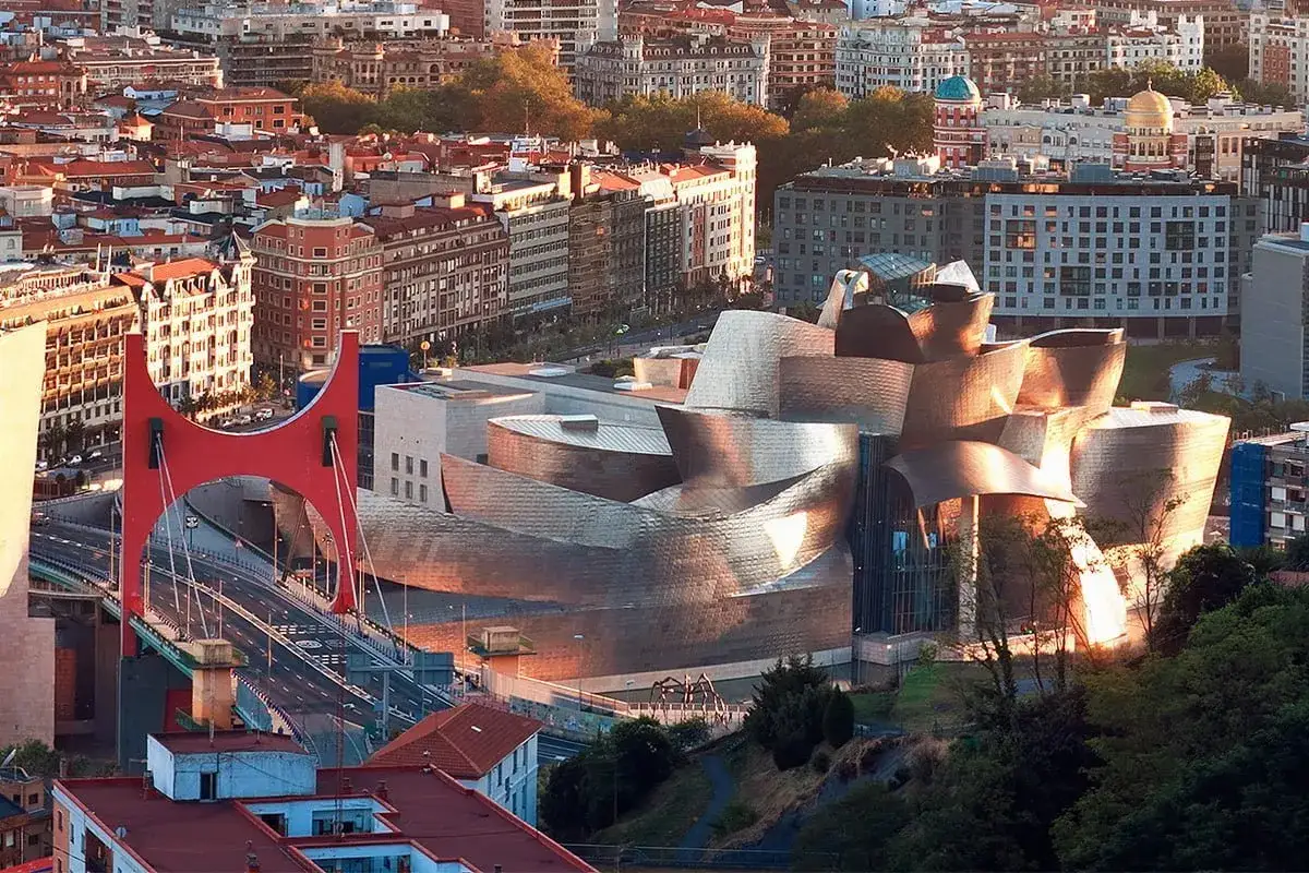 Widok na nowoczesną architekturę i most w Bilbao, największym mieście Kraju Basków.