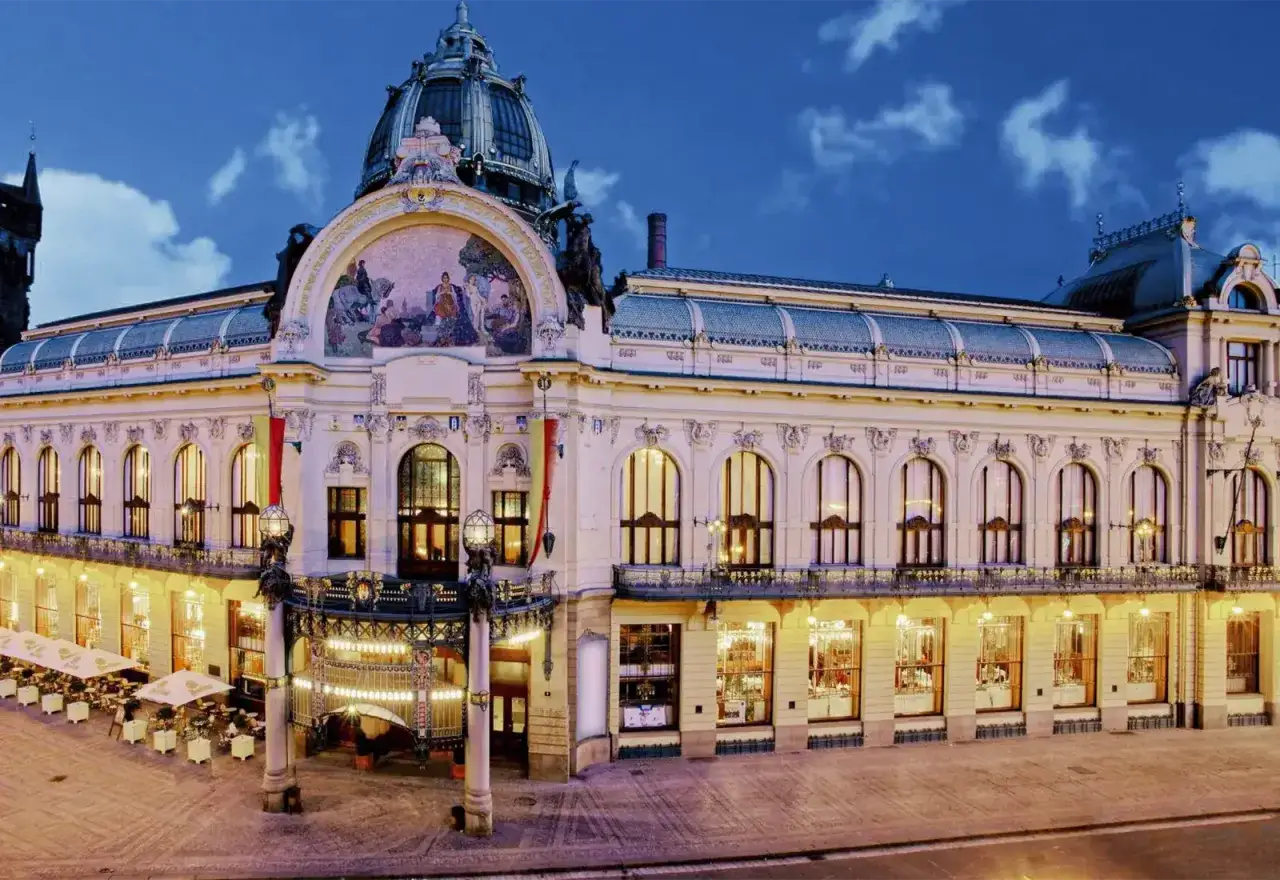 Elegancki budynek w Pradze, idealny na wieczorne atrakcje dla dorosłych. Zobaczysz tu piękną architekturę i poczujesz atmosferę miasta.