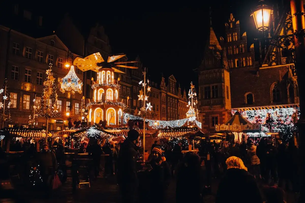 Wrocławskie atrakcje zimą: jarmark bożonarodzeniowy z karuzelą, choinkami i iluminacjami tworzy magiczną atmosferę.