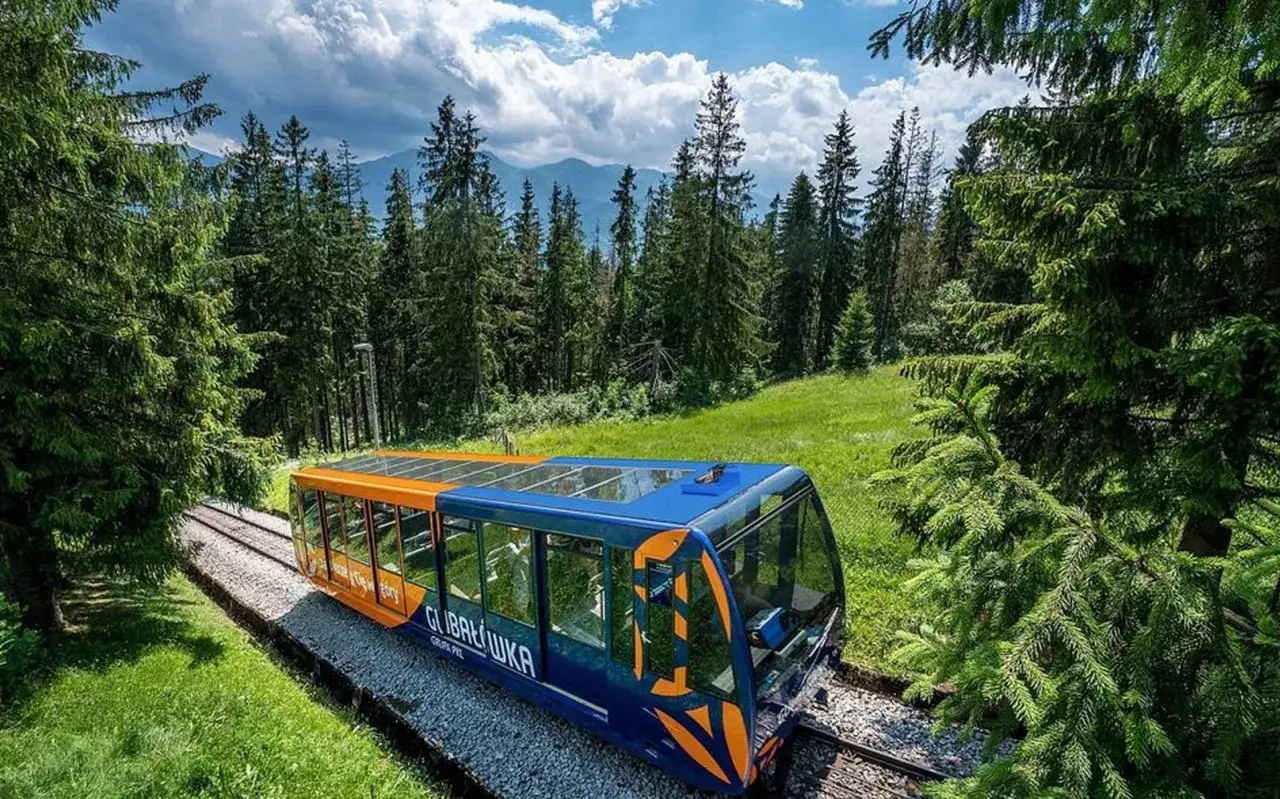 Kolejka linowo-terenowa w Tatrach, idealna na tatry atrakcje dla leniwych. Podziwiaj widoki bez wysiłku!