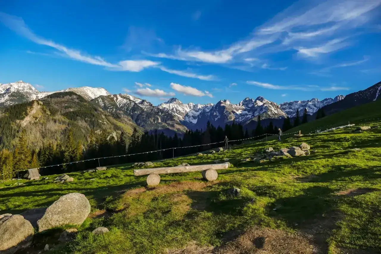 Piękne widoki na Tatry z Murzasichla. Słoneczny dzień zachęca do spacerów po górskich szlakach.