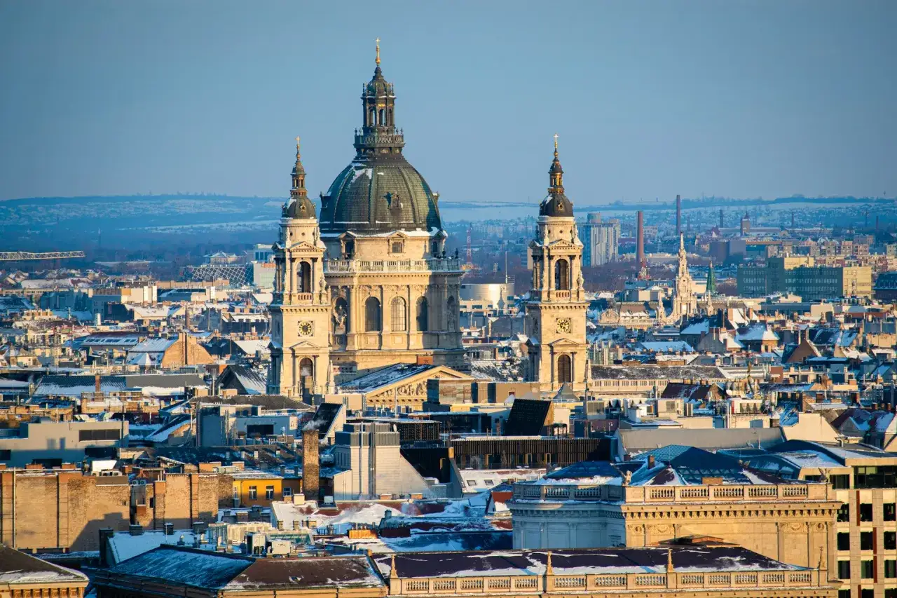 Budapeszt zimą, pokryty śniegiem, zachęca do tanich lotów w lutym. Widok na Bazylikę św. Stefana i miasto.