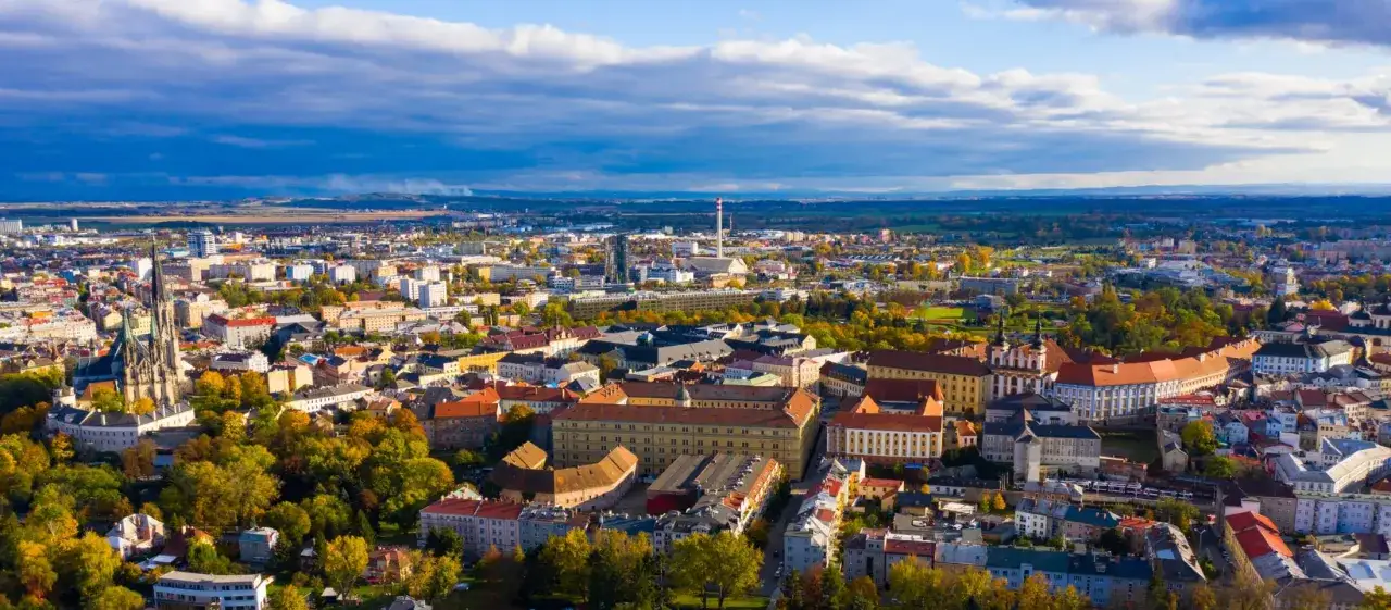 Widok z lotu ptaka na miasto z dominującą katedrą i jesiennymi drzewami. To właśnie tutaj znajduje się Brno, tętniące życiem centrum Moraw.