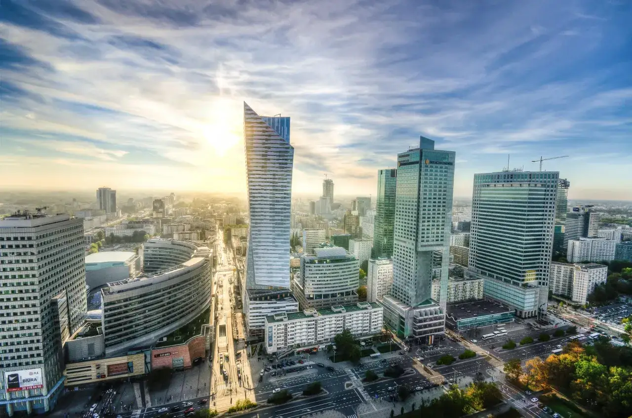 Warszawskie wieżowce o zachodzie słońca. Ciekawostki o Warszawie: czy wiesz, że to miasto ma jedną z najbardziej nowoczesnych panoram w Europie?