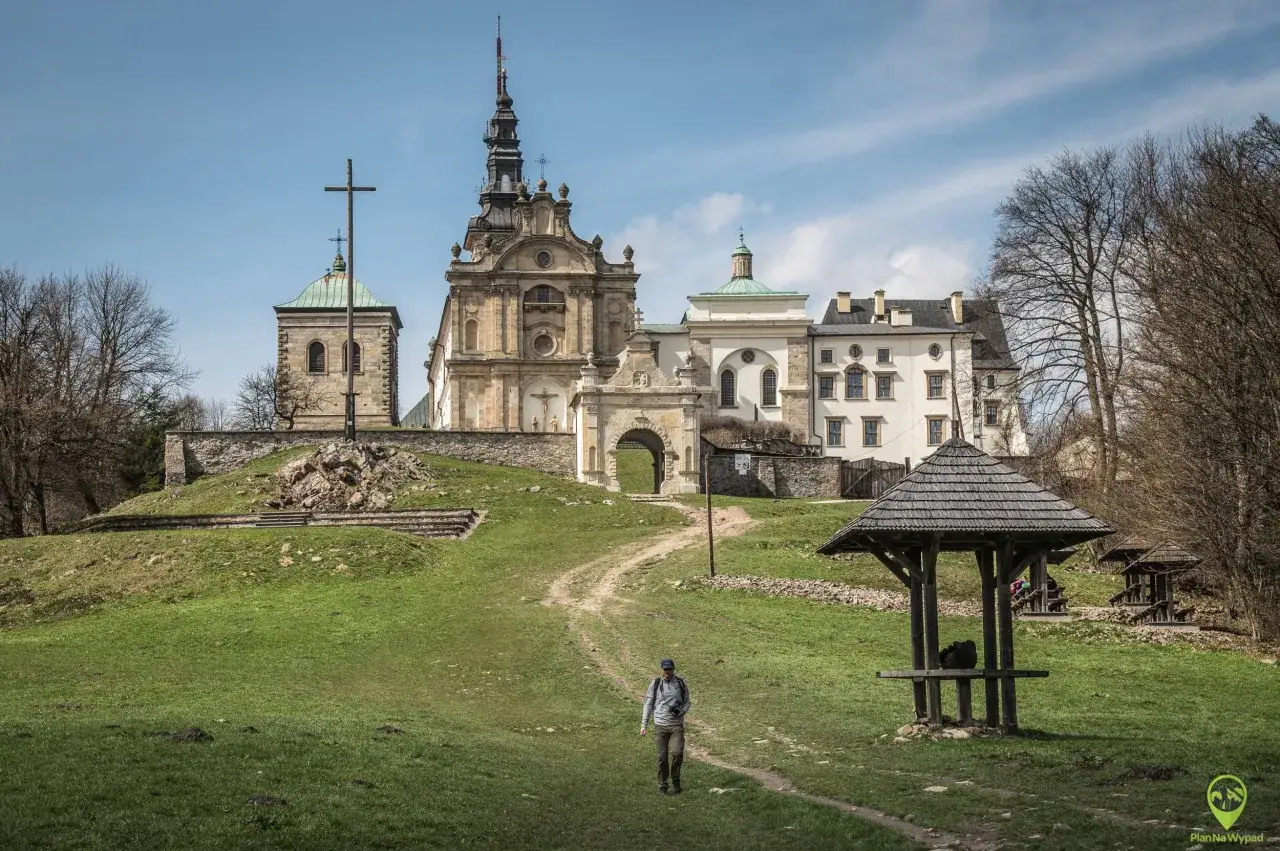 Wędrowiec na ścieżce wiodącej do klasztoru na Świętym Krzyżu w Górach Świętokrzyskich.