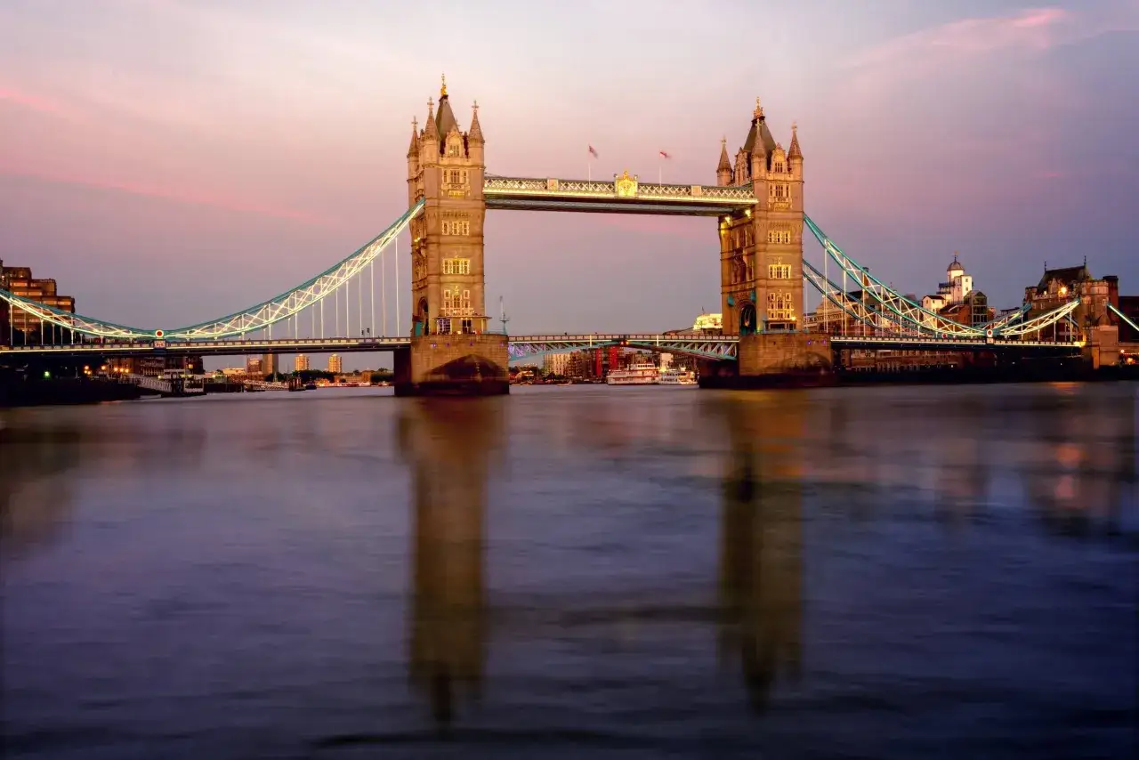 Tower Bridge, ikona Londynu, w Wielkiej Brytanii, lśni w blasku zachodzącego słońca nad Tamizą.