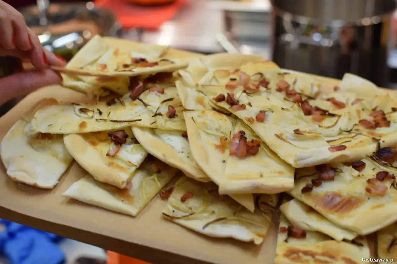 Tarte flambée, czyli płaski placek z cebulą i boczkiem, to jedne z tych pysznych posiłków, które kojarzą się z Francją.
