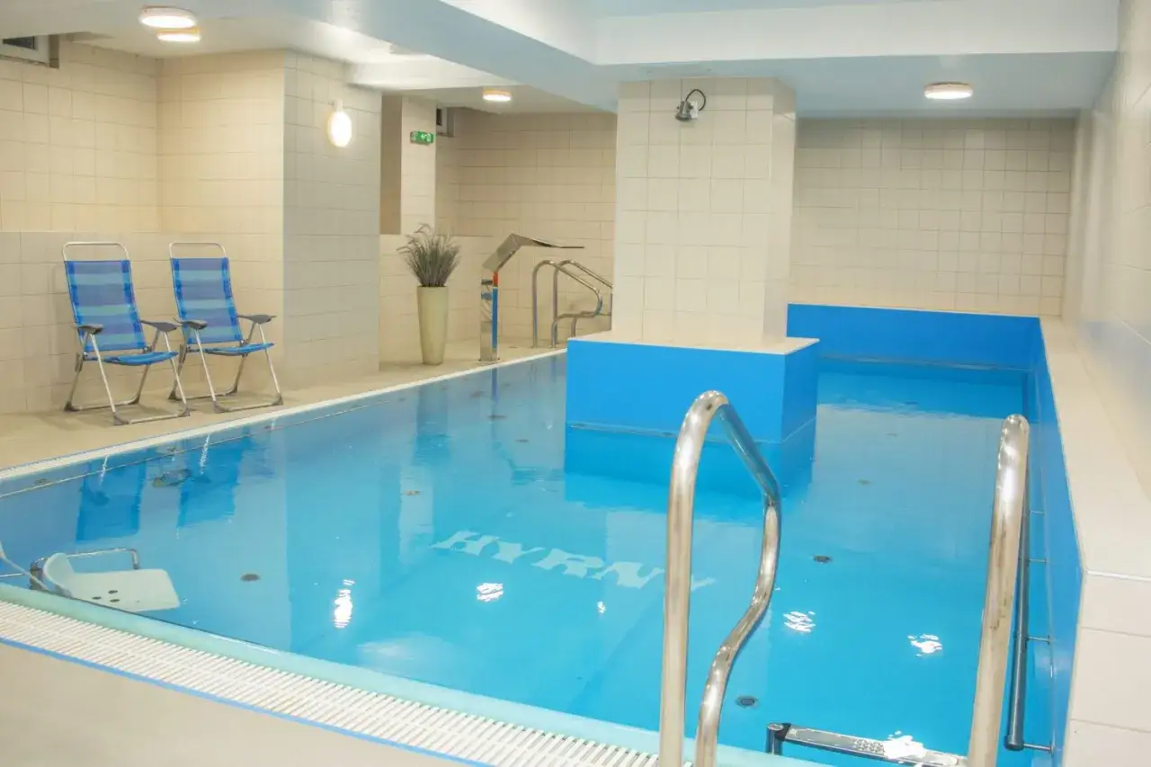 Basen w hotelu Hyrny w Zakopanem. Idealna oferta 50 plus dla seniorów szukających relaksu i aktywnego wypoczynku.