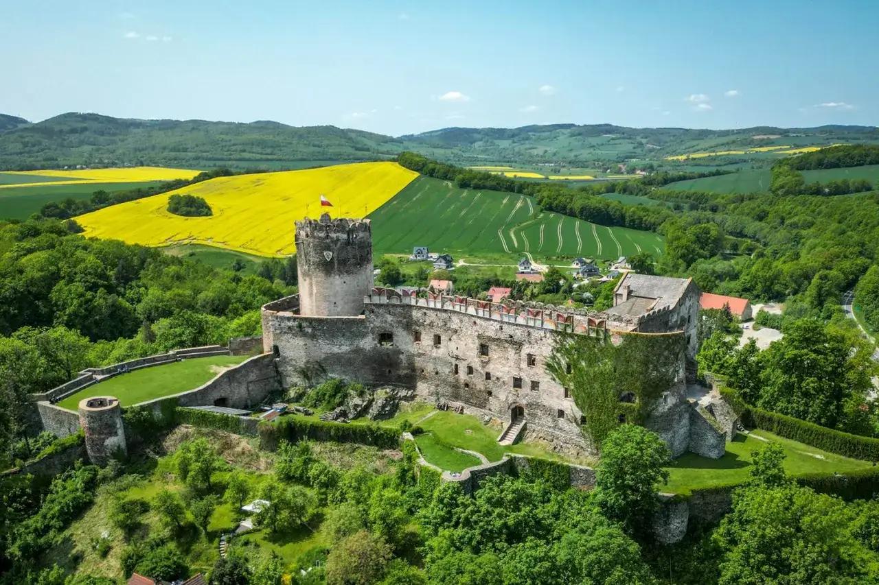 Zamek Grodziec, wspaniałe miejsce, które warto zobaczyć na Dolnym Śląsku. Otoczony zielenią i polami rzepaku, zachwyca swoją architekturą.