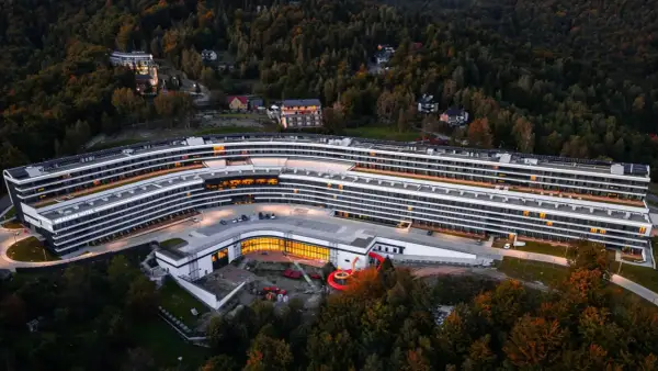 Nowoczesny, zakrzywiony hotel Mercure, otoczony lasem, to prawdopodobnie najdłuższy hotel w Polsce.