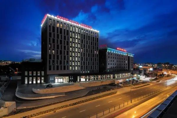Jak dojechać do hotelu Airport Okęcie – najtańsze opcje transportu