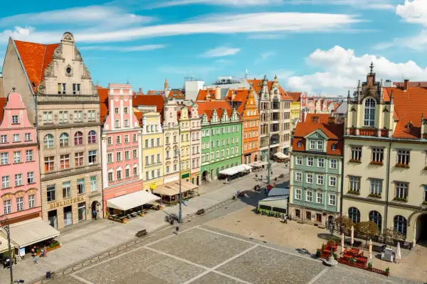 Kolorowe kamienice na Rynku we Wrocławiu, który jest często uznawany za najcieplejsze miasto w Polsce.