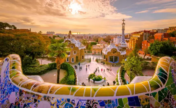 Park Güell w Barcelonie, jeden z najpiękniejszych miast Hiszpanii, zachwyca o zachodzie słońca.