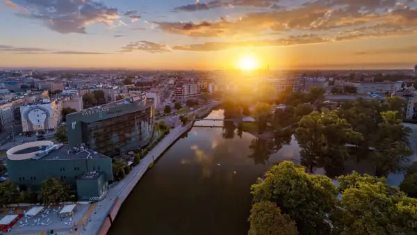 Zachód słońca nad Wrocławiem, widok na hotel HP Plaza i rzekę.