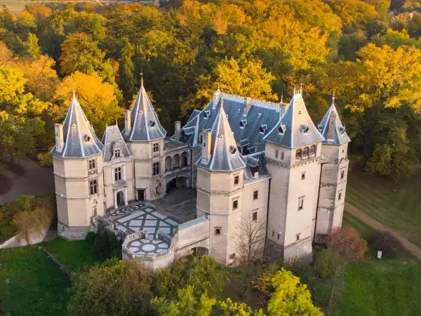 Piękny zamek w otoczeniu jesiennych drzew. Jeden z wielu wspaniałych zamków w Polsce, zachwyca architekturą i malowniczym położeniem.