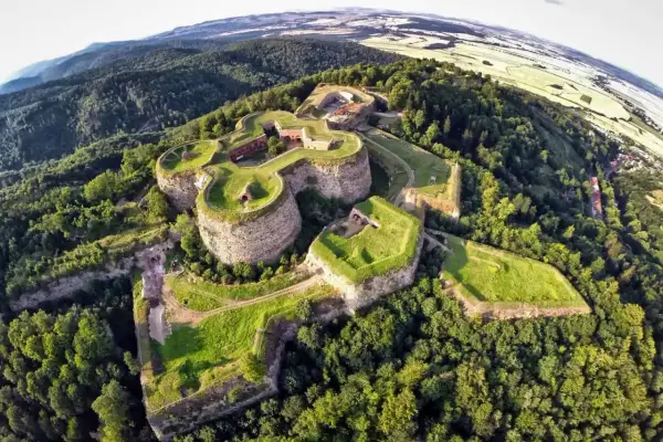 Forteca Srebrna Góra, imponująca twierdza na szczycie góry, to idealne miejsce, by odkryć, co zwiedzić na Dolnym Śląsku.