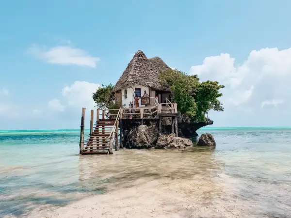 The Rock Restaurant na Zanzibarze – niezwykłe miejsce, które warto zobaczyć. Restauracja na skale w oceanie.