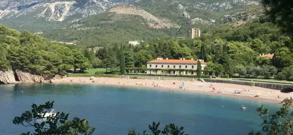 Piękne czarnogóra plaże z turkusową wodą, piaszczystym brzegiem i luksusową willą w tle.