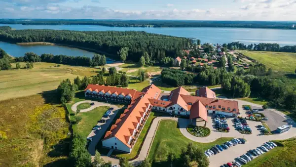 Malowniczy mikołajki hotel resort spa nad jeziorem, otoczony lasem i zielenią. Idealne miejsce na wypoczynek.