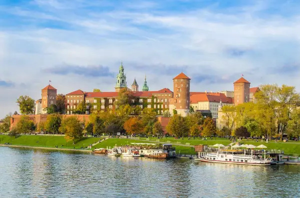 Wawel w jesiennej odsłonie nad Wisłą. Ciekawe ciekawostki o Krakowie czekają na odkrycie w tym historycznym miejscu.