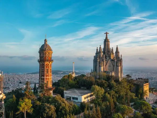 Widok na Barcelonę z góry Tibidabo, z kościołem Sagrat Cor i wieżą obserwacyjną. Idealne miejsce na weekend w Barcelonie.