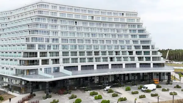 Nowy Hotel Gołębiewski w Pobierowie, kiedy otwarcie? Nowoczesny obiekt z widokiem na morze, w budowie.