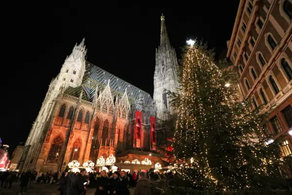 Wiedeński jarmark bożonarodzeniowy, największy w Europie, tętni życiem pod oświetloną choinką i majestatyczną katedrą.