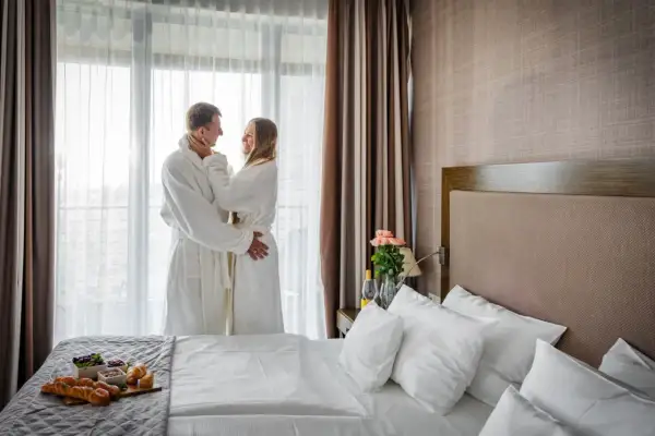 Para spędza romantyczny czas w hotelu. Idealny spa nad morzem dla dwojga, z romantycznym śniadaniem i widokiem na morze.